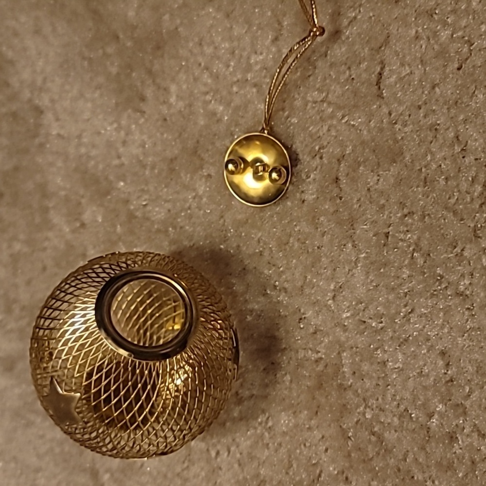 Vintage Christmas Gold Mesh With Stars Surprises Ball Ornament - Picture 4 of 4